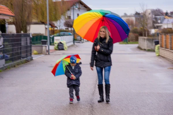 Matka i dziecko z parasolem — Zdjęcie stockowe