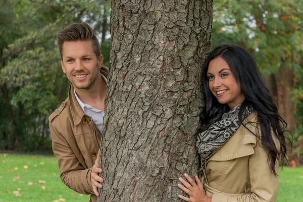 Couple in love behind a tree — Stock Photo, Image