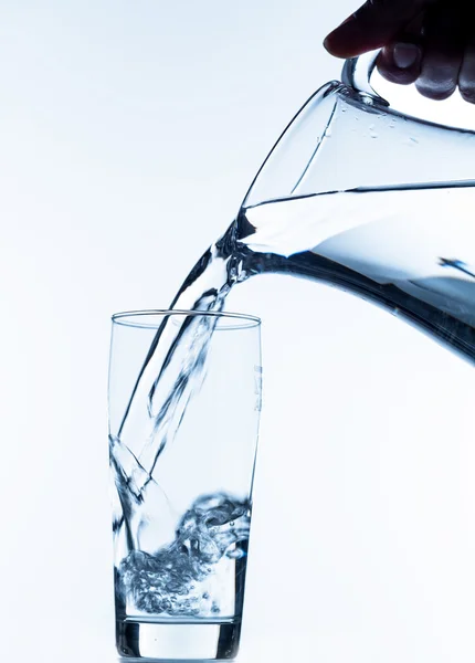 Glas med vatten och tillbringare — Stockfoto