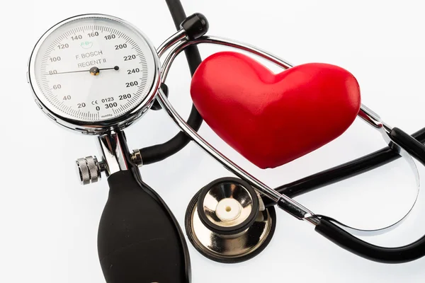 Blutdruckmessgerät und Herz — Stockfoto