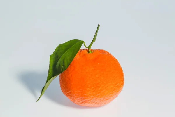 Laranja sobre um fundo branco — Fotografia de Stock