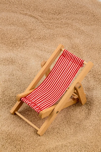 砂浜のビーチでデッキチェア — ストック写真