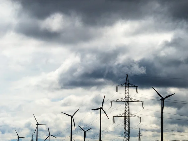 Turbina eólica e postes de potência — Fotografia de Stock