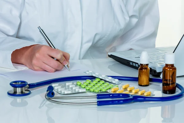 Doctor prescribes a medication — Stock Photo, Image