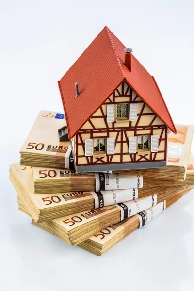 Casa de entramado de madera con billetes en euros — Foto de Stock
