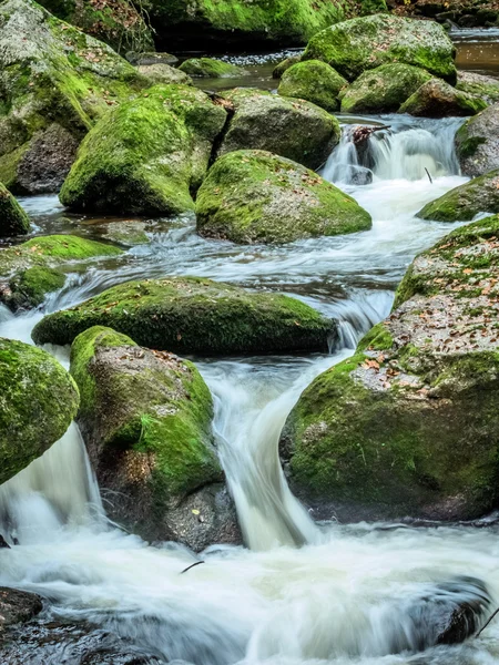 Arroyo con agua corriente — Foto de Stock