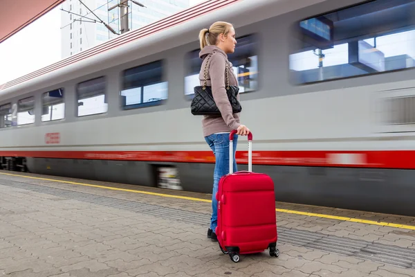 Vrouw te wachten voor de trein op treinstation — Stockfoto