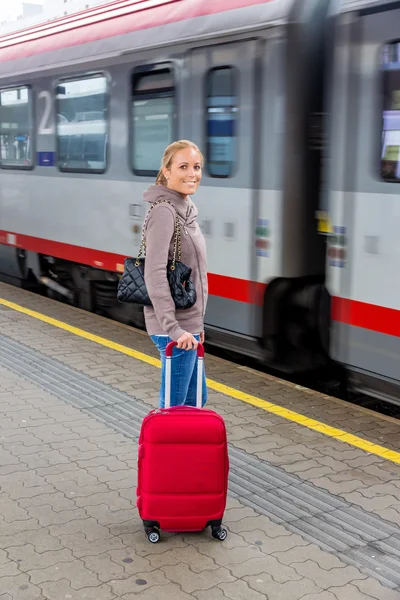 Trenin tren istasyonunda bekleyen kadın — Stok fotoğraf