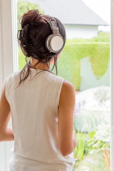 Mulher ouvindo música — Fotografia de Stock