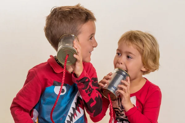 Enfants avec un dosentelefon — Photo