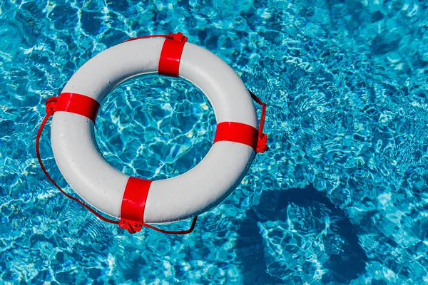 Lifebuoy bir havuzda — Stok fotoğraf
