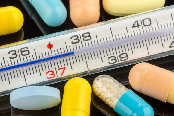 Thermometer und Tabletten — Stockfoto