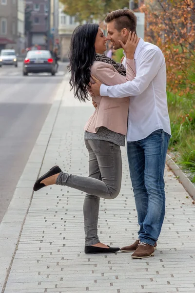 Casal amoroso em um ambiente urbano — Fotografia de Stock