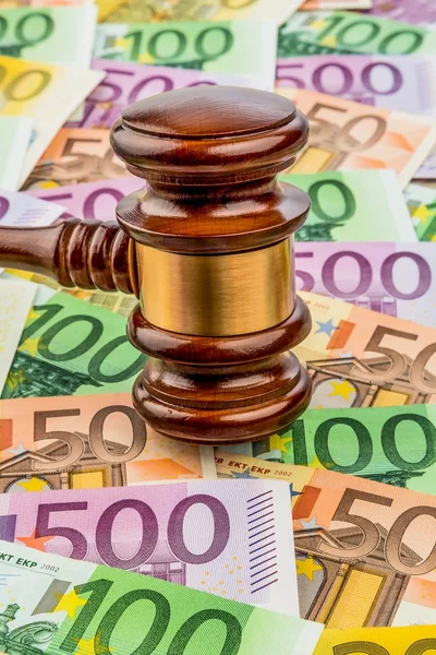 Banconote in Gavel e in euro — Foto Stock