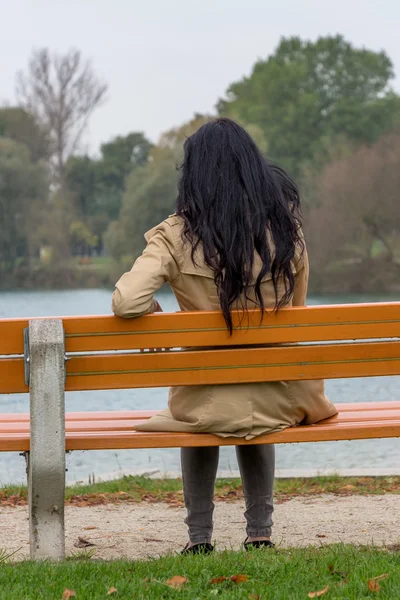 Mujer joven reflexivo — Foto de Stock