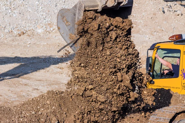 Escavadeira no canteiro de obras com terraplenagem — Fotografia de Stock