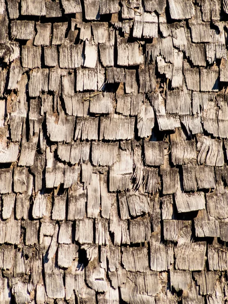 Bardeaux de bois sur le toit d'une maison — Photo