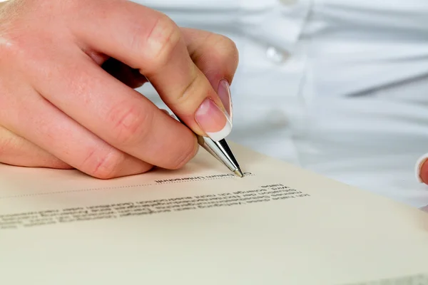 Hand met vulpen ondertekenen van contract — Stockfoto