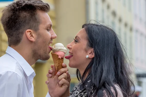 Eat couple having ice — Stock Photo, Image