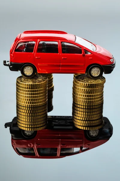 Rising car costs. car on coins — Stock Photo, Image