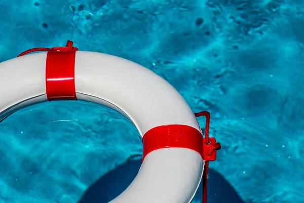 Рятувальний жилет у басейні — стокове фото