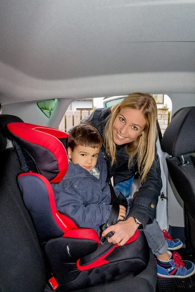 Junge im Autositz — Stockfoto