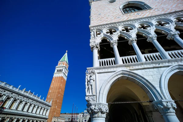 Italië Venetië. San Marcoplein en campanile — Stockfoto