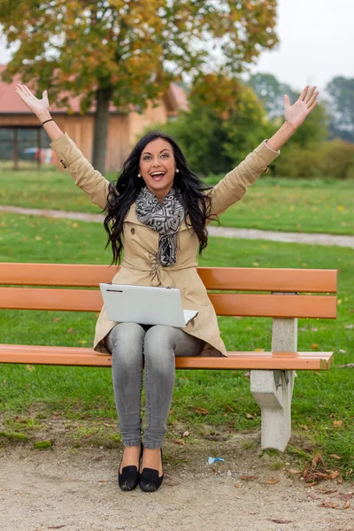 Mann mit Laptop im Park — Stockfoto