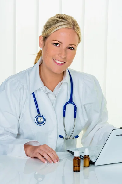Doctor writes a prescription for tablets — Stock Photo, Image