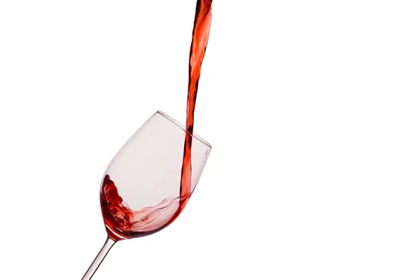 Il vino rosso viene versato in un bicchiere di vino — Foto Stock