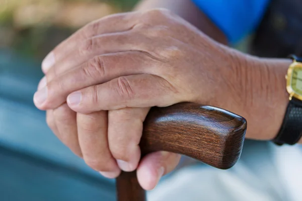 Hand av en man med käpp — Stockfoto