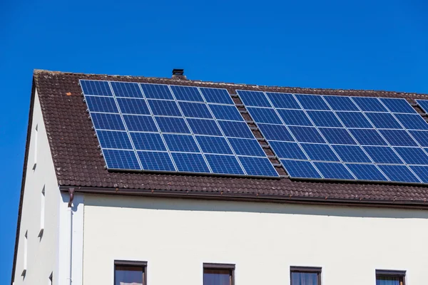 Sonnenkollektoren auf Mehrfamilienhaus — Stockfoto