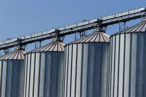 Silos em um armazém — Fotografia de Stock