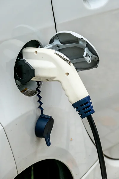 Coche eléctrico en la estación de carga —  Fotos de Stock