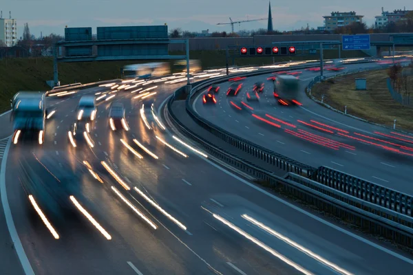 Autos nachts auf der Autobahn — Stockfoto