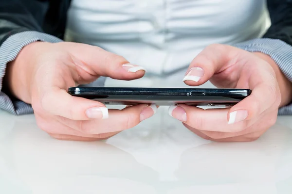 Op mobiele telefoon is sms geschreven — Stockfoto