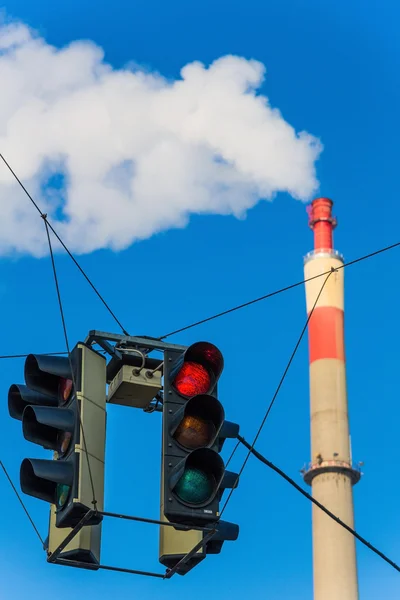 Industrieschornstein und Rotlicht — Stockfoto