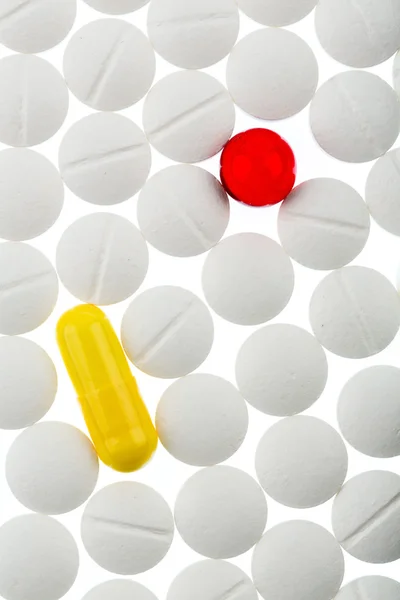Kleurrijke en witte tabletten — Stockfoto