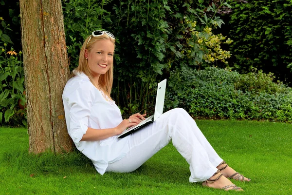 정원에서 노트북 컴퓨터와 여자 — 스톡 사진