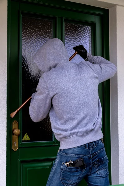 Burglar at a house door — Stock Photo, Image