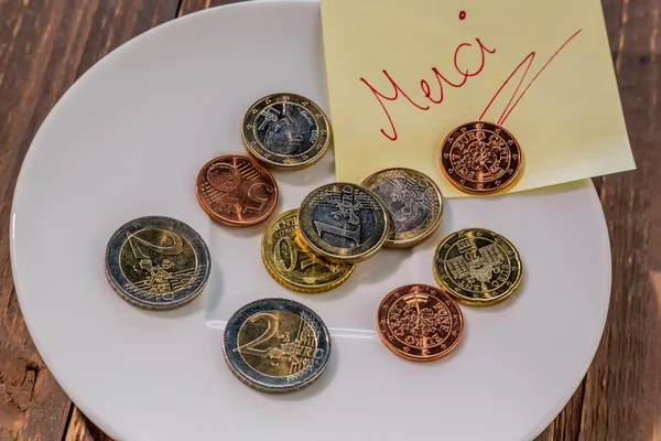 Plaat met munten — Stockfoto