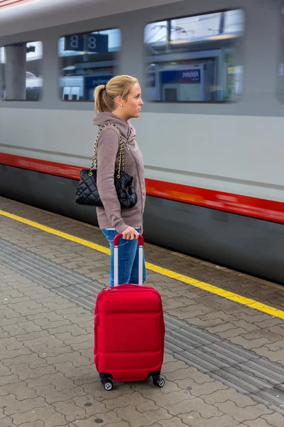 Mulher esperando por trem na estação ferroviária — Fotografia de Stock