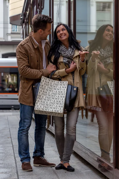 Couple pendant les courses — Photo