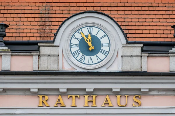 Uhr an der Fassade, — Stockfoto