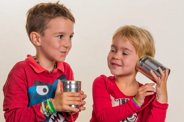 Barn med en dosentelefon — Stockfoto