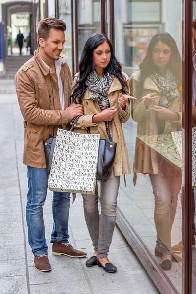 Paar tijdens het winkelen — Stockfoto