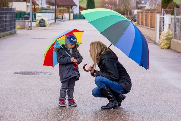 Anne ve çocuk şemsiye ile — Stok fotoğraf