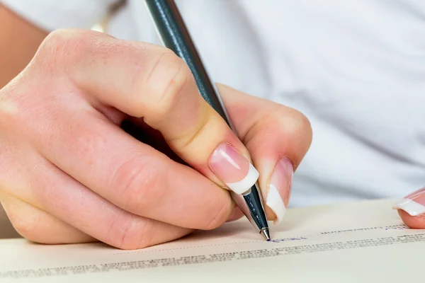 Hand with fountain pen signing contract — Stock Photo, Image