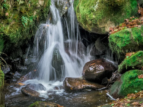 Torrente con acqua corrente — Foto Stock