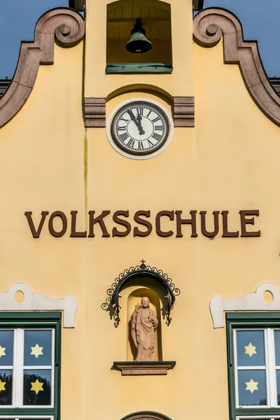 Fassade der Grundschule bauen — Stockfoto